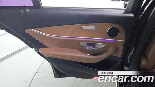 Mercedes-Benz E-Class 2018 — photo 15