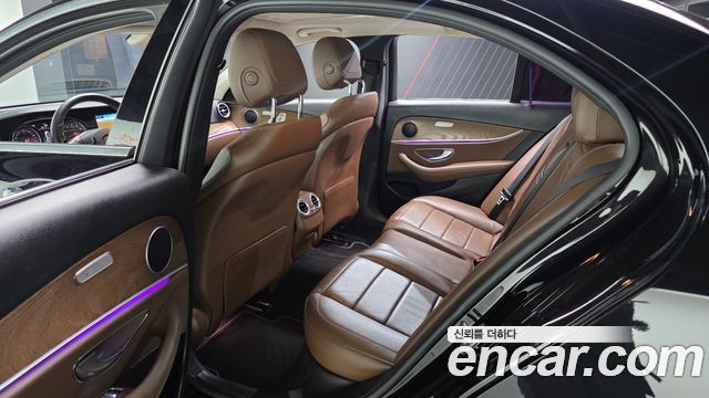 Mercedes-Benz E-Class 2018 — photo 16