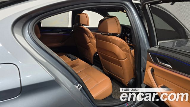 BMW 5-Series 2023 — photo 11