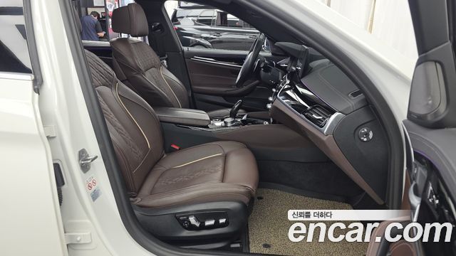 BMW 5-Series 2023 — photo 17
