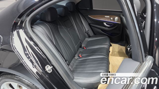 Mercedes-Benz E-Class 2019 — photo 18