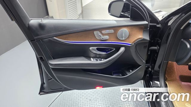 Mercedes-Benz E-Class 2019 — photo 14