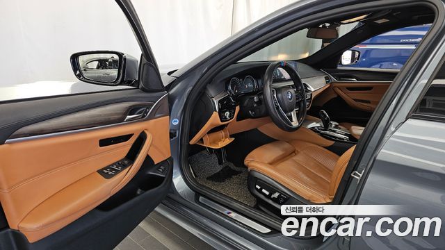 BMW 5-Series 2017 — photo 10