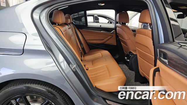 BMW 5-Series 2017 — photo 12