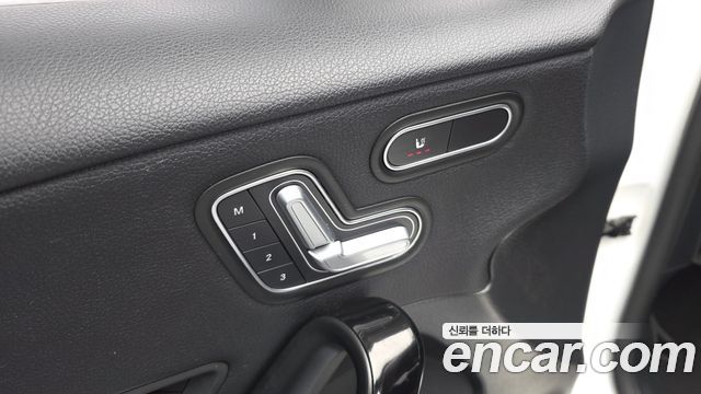 Mercedes-Benz A-Class 2020 — photo 28