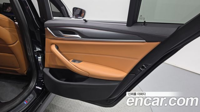 BMW 5-Series 2022 — photo 15