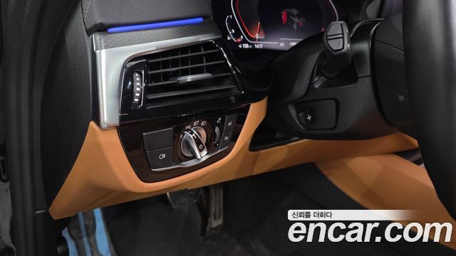 BMW 5-Series 2022 — photo 28