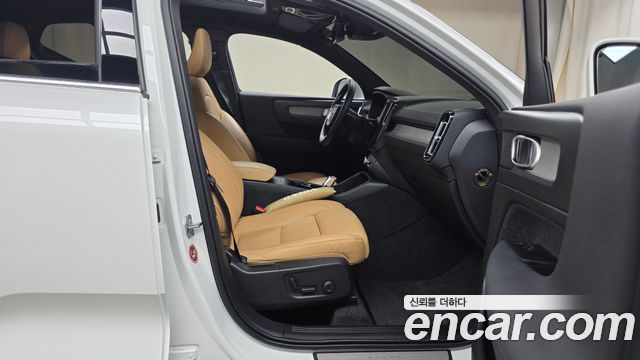 Volvo XC40 2021 — photo 16