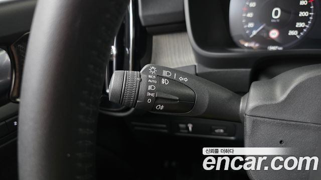 Volvo XC40 2021 — photo 28