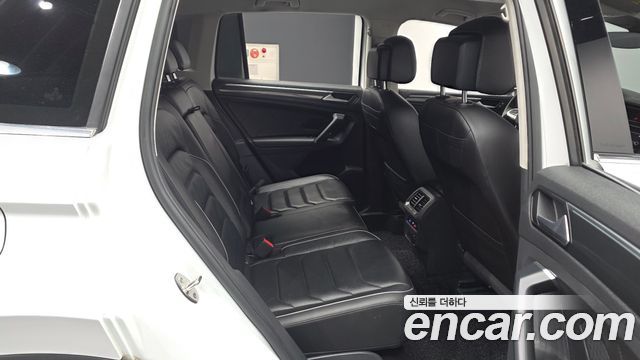Volkswagen Tiguan 2021 — photo 18
