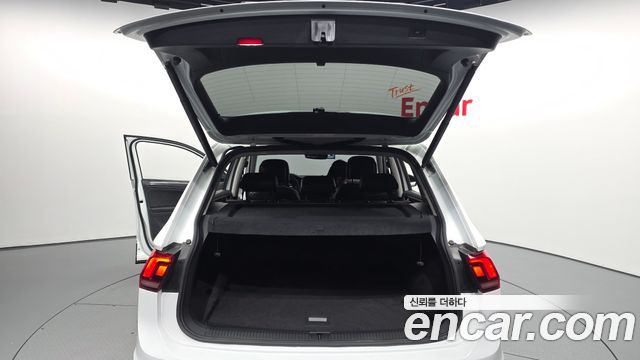 Volkswagen Tiguan 2021 — photo 26