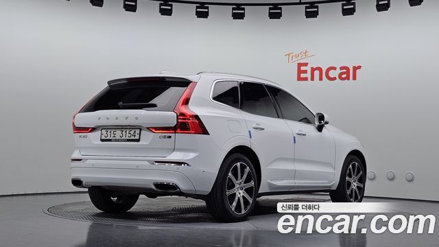Volvo XC60 2018 — photo 2