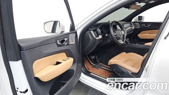 Volvo XC60 2018 — photo 10
