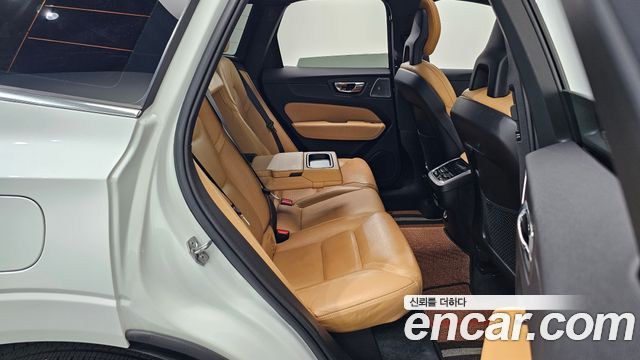 Volvo XC60 2018 — photo 11
