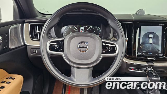 Volvo XC60 2018 — photo 13