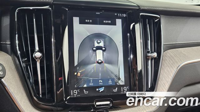 Volvo XC60 2018 — photo 14