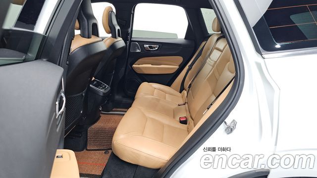 Volvo XC60 2018 — photo 17