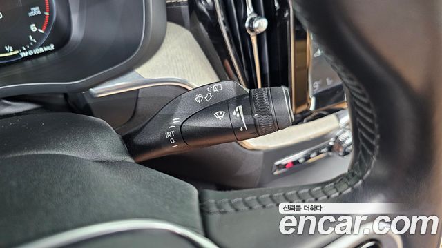 Volvo XC60 2018 — photo 20