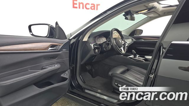 BMW Gran Turismo 2023 — photo 13