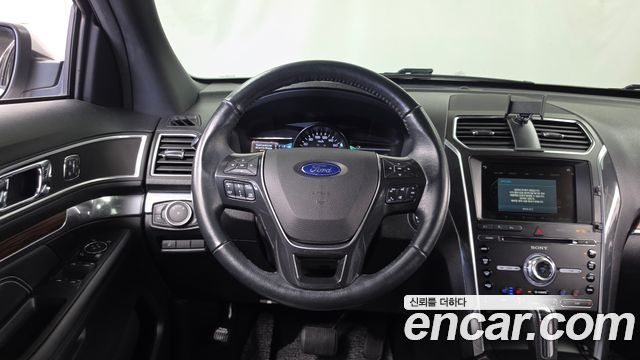 Ford Explorer 2017 — photo 19