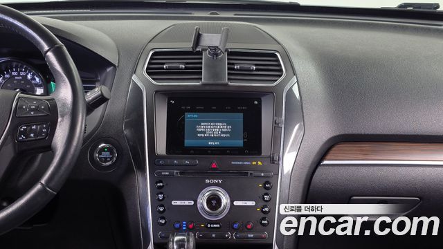 Ford Explorer 2017 — photo 20