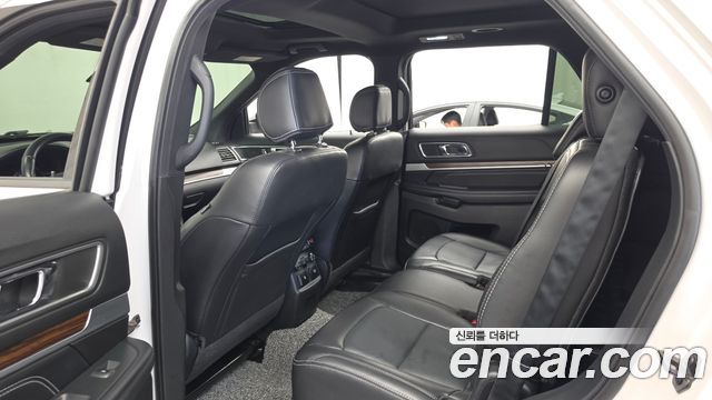 Ford Explorer 2017 — photo 16