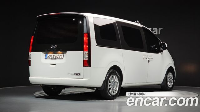 Hyundai Staria 2023 — photo 2