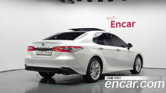 Toyota Camry 2019 — photo 2