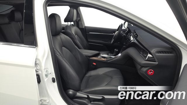 Toyota Camry 2019 — photo 16
