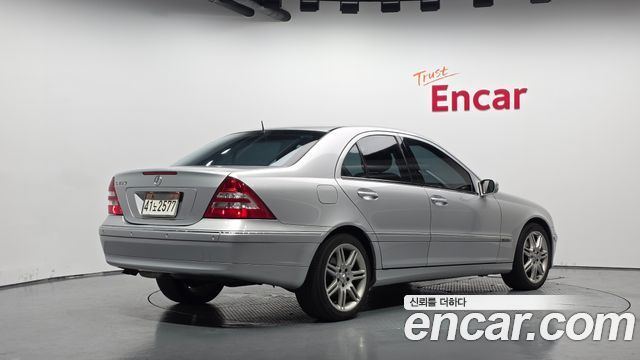 Mercedes-Benz C-Class 2007 — photo 2