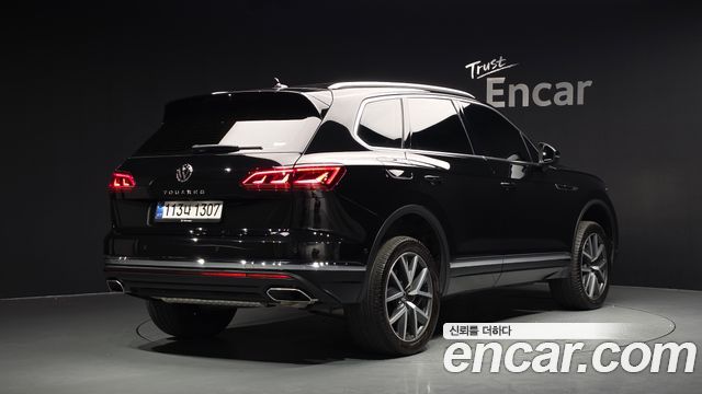 Volkswagen Touareg 2023 — photo 2