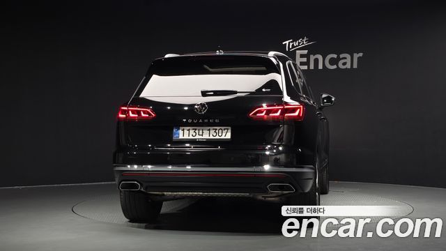 Volkswagen Touareg 2023 — photo 4