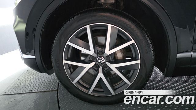 Volkswagen Touareg 2023 — photo 5