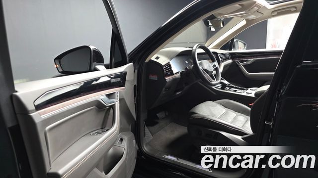 Volkswagen Touareg 2023 — photo 10