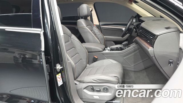 Volkswagen Touareg 2023 — photo 11