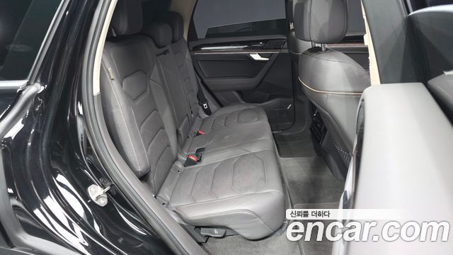 Volkswagen Touareg 2023 — photo 12