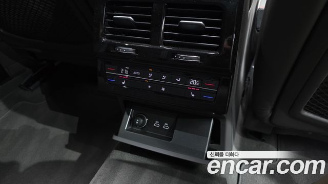 Volkswagen Touareg 2023 — photo 19