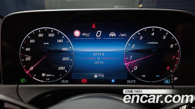 Mercedes-Benz E-Class 2025 — photo 11