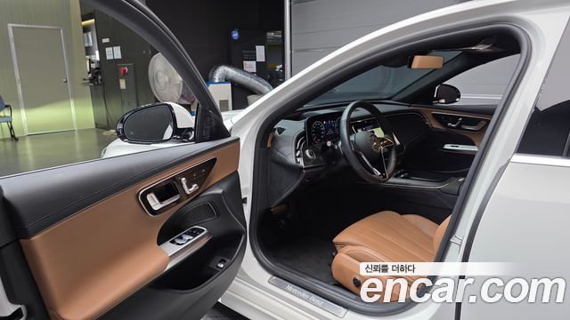 Mercedes-Benz E-Class 2025 — photo 13