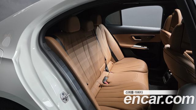 Mercedes-Benz E-Class 2025 — photo 17