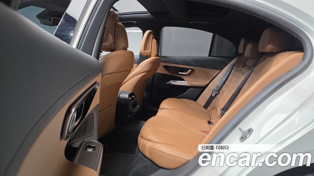 Mercedes-Benz E-Class 2025 — photo 18