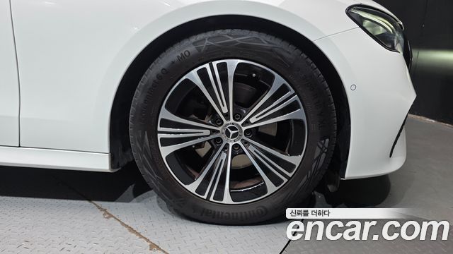 Mercedes-Benz E-Class 2025 — photo 7