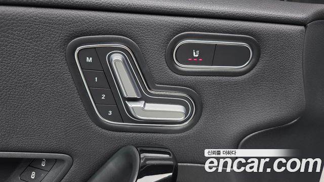 Mercedes-Benz A-Class 2020 — photo 11