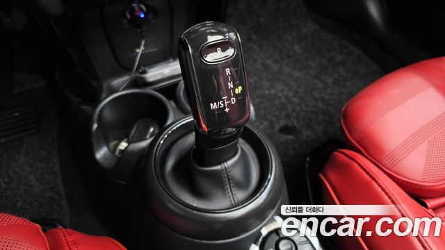 Mini Cooper Convertible 2024 — photo 12
