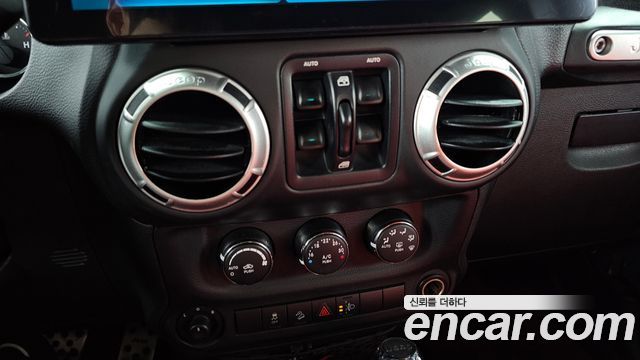 Jeep Wrangler 2016 — photo 28