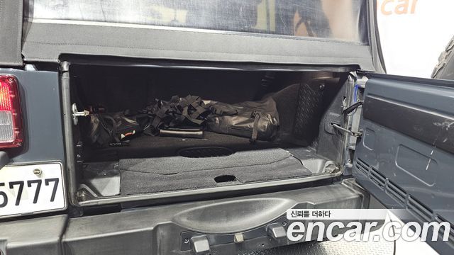 Jeep Wrangler 2016 — photo 32