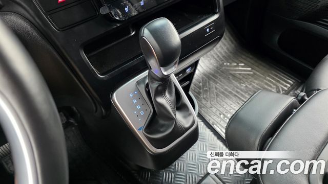 Hyundai Staria 2025 — photo 9