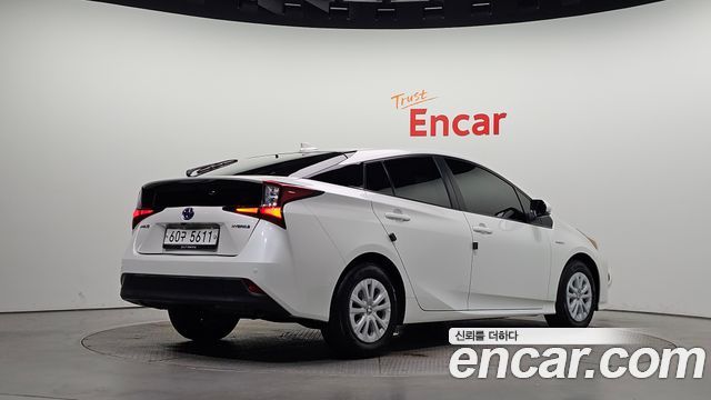 Toyota Prius 2019 — photo 2
