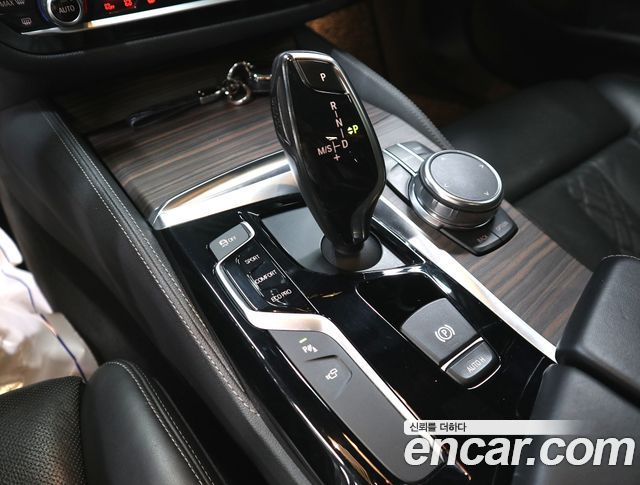 BMW 5-Series 2018 — photo 10