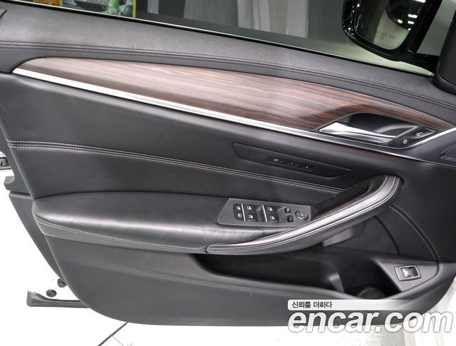 BMW 5-Series 2018 — photo 12
